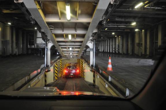 Dirigindo entre os vários andares do ferry-boat entre Mazatlán e La Paz, na Baja California - México